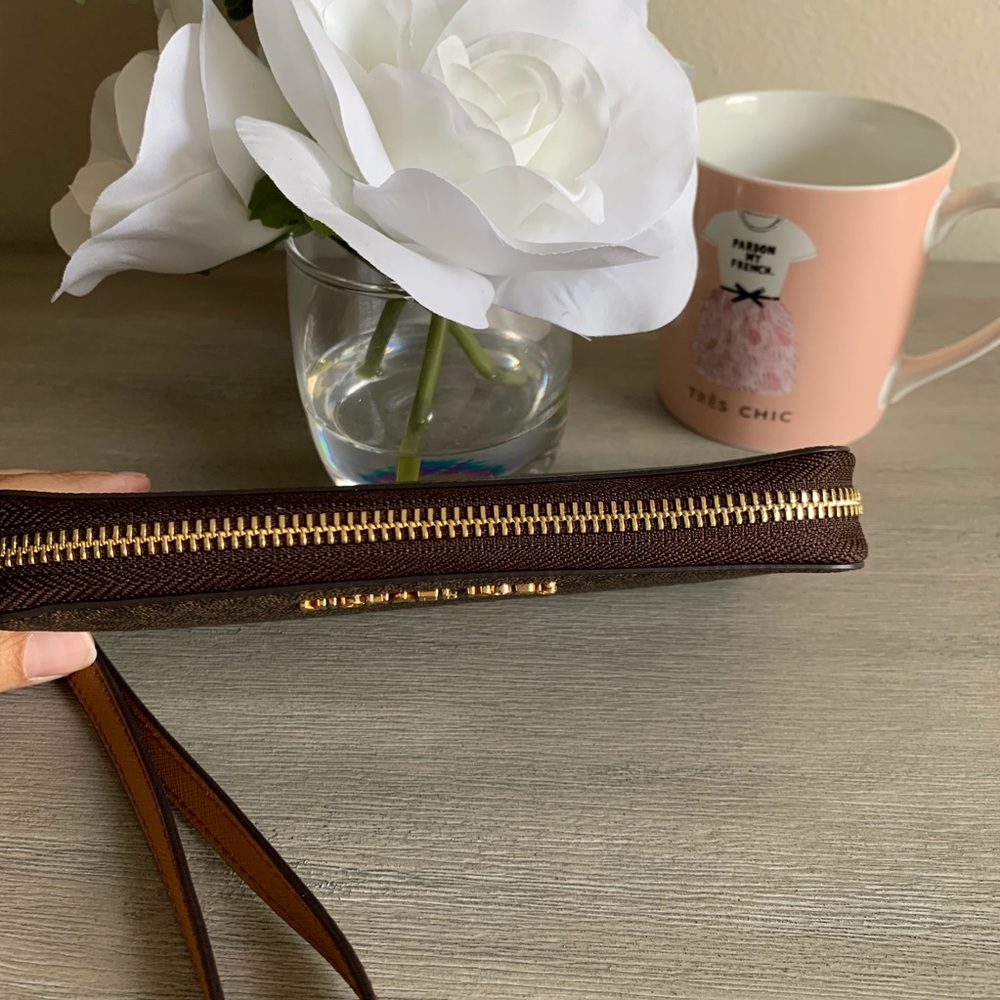 Michael Kors wristlet - Picture 2 of 6